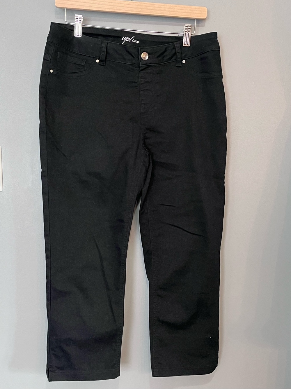 Up! Black cropped denim